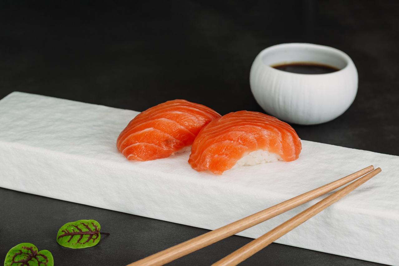 Фото ДВЕ СУШИ С ЛОСОСЕМ